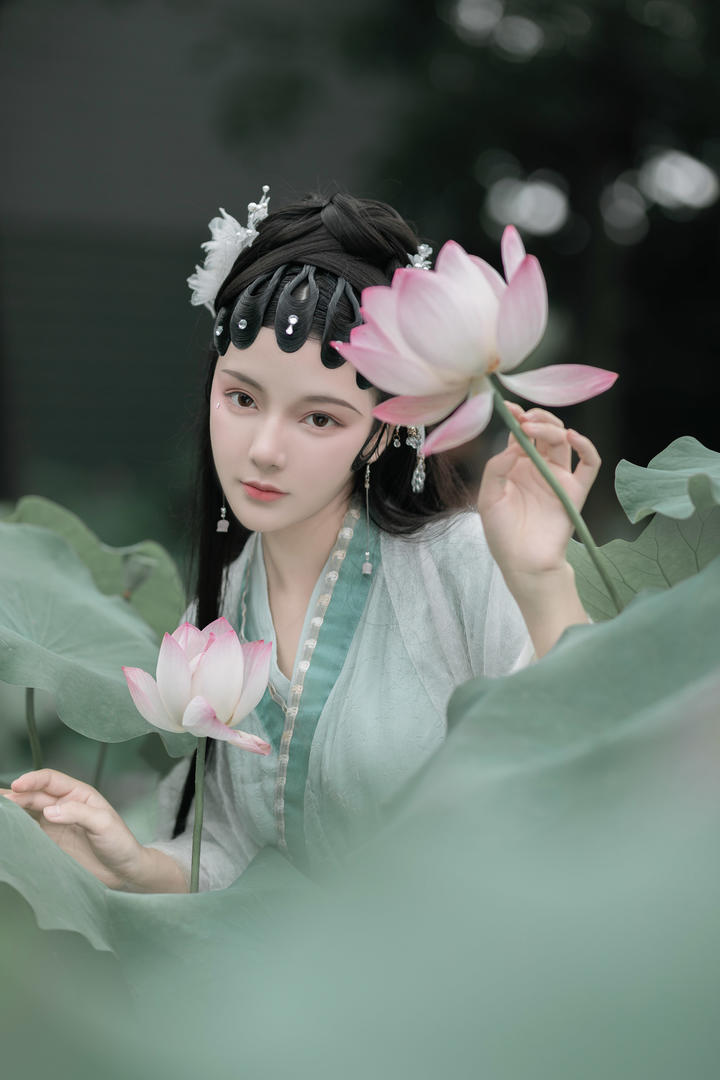 荷花池中的唯美古装汉服美女艺术写真图片