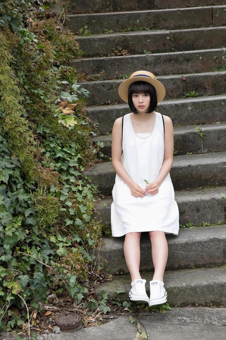 坐在台阶上的日本短发可爱女生户外写真图片