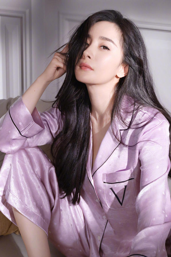 穿着睡衣的高清美女明星杨幂图片