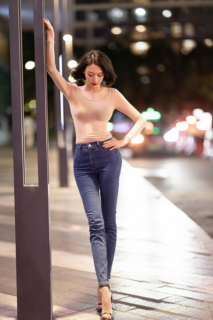 街拍性感牛仔裤美女艺轩高清写真图片