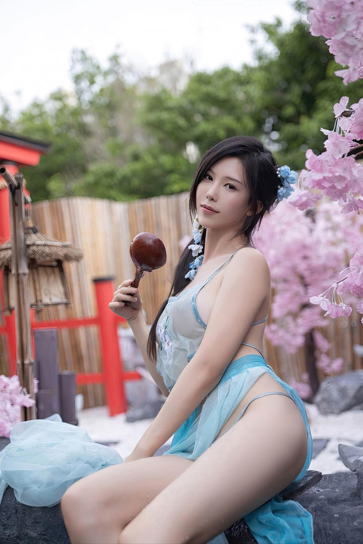 性感暴露的古装美女利世人体艺术写真图片