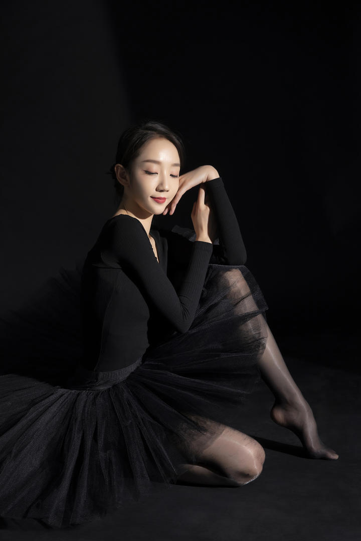 穿黑丝袜跳舞的美女舞蹈老师清清人体艺术写真图片