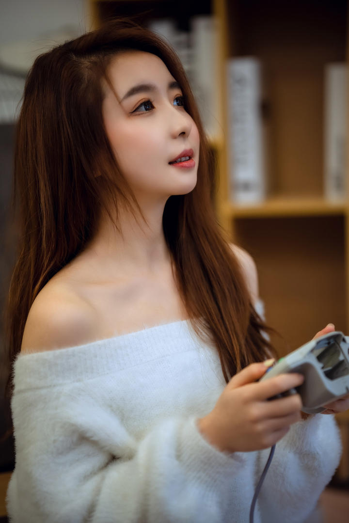 玩游戏机的清纯甜美少女图片大全