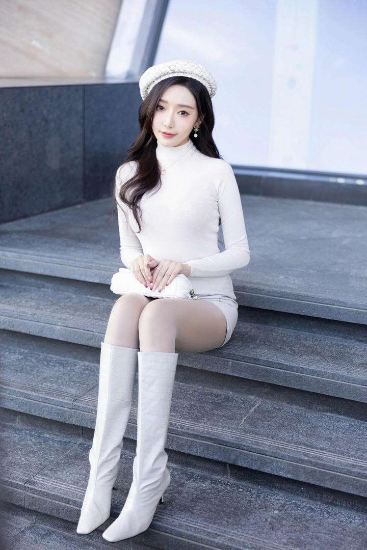 坐在台阶上的卷发气质美女王馨瑶3A街拍图片