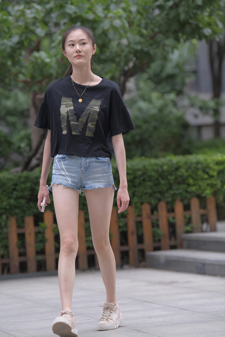 国产偷拍美女女生牛仔短裤清纯图片