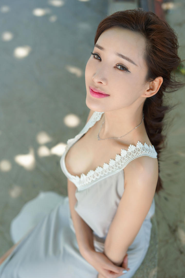 坐在地上的极品气质美女特写图片