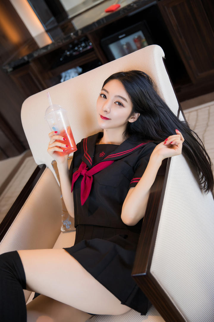 躺在沙发上喝饮料的高清制服美女图片