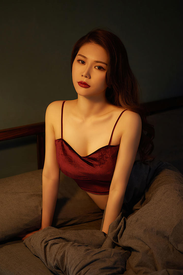 坐在床上的性感吊带美女如歌个人写真艺术照