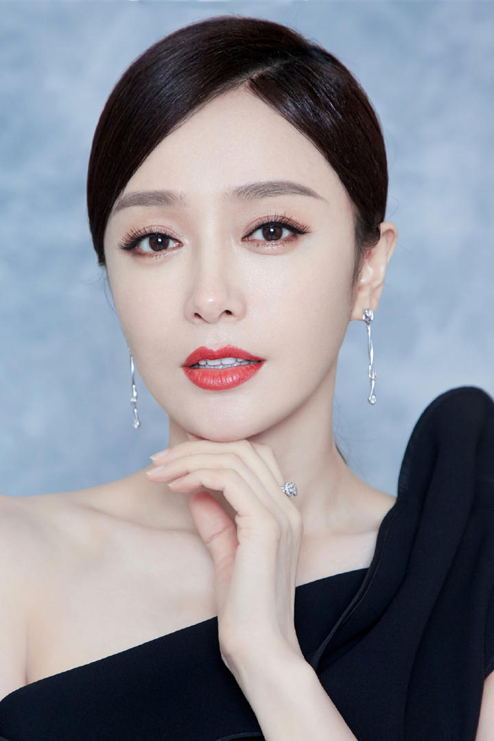 优雅的东北美女明星秦岚穿着黑色礼服写真图片