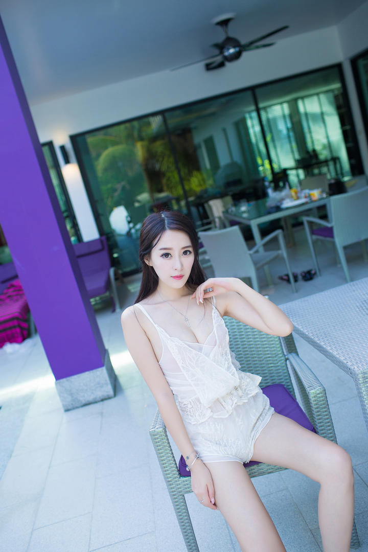 坐在椅子上的气质美女