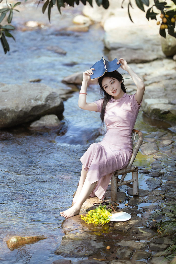 小溪边的清纯古典旗袍美女摄影图片