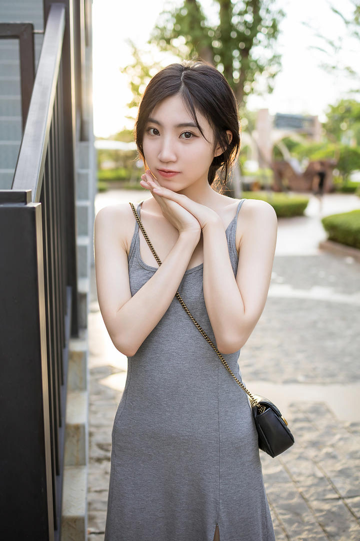 穿修身吊带长裙的清纯美女照片小乔户外写真图片