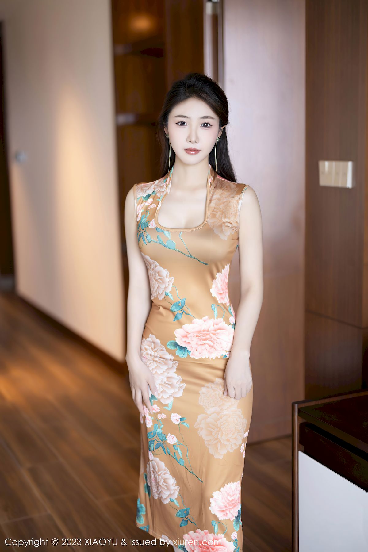 语画界美女模特苏苏阿旗袍服饰搭配原色丝袜性感写真