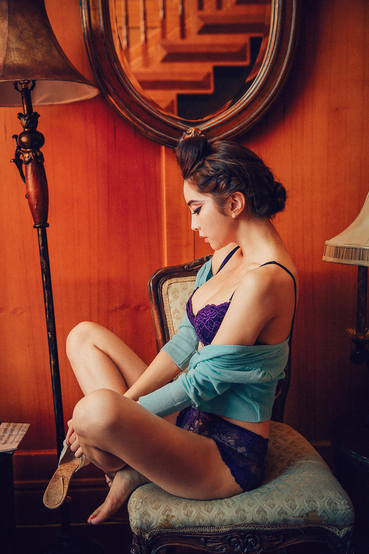 坐在椅子上韩国美女朴洙妍内衣写真