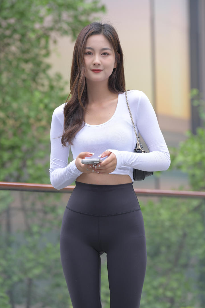 黑色瑜伽裤美眉街拍成熟美女模特图片