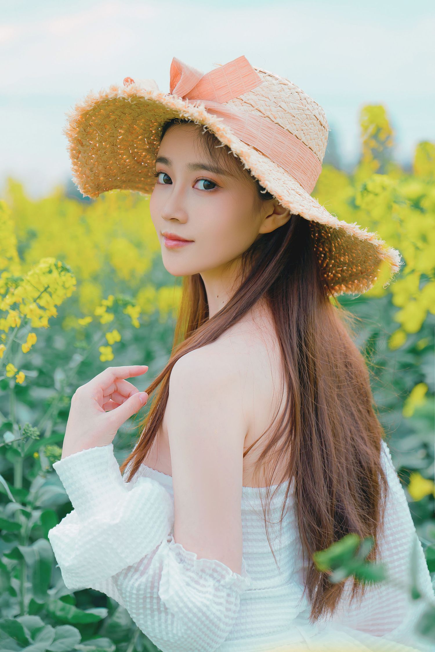 油菜花田女孩Nnian露肩白裙+戴着草帽户外写真