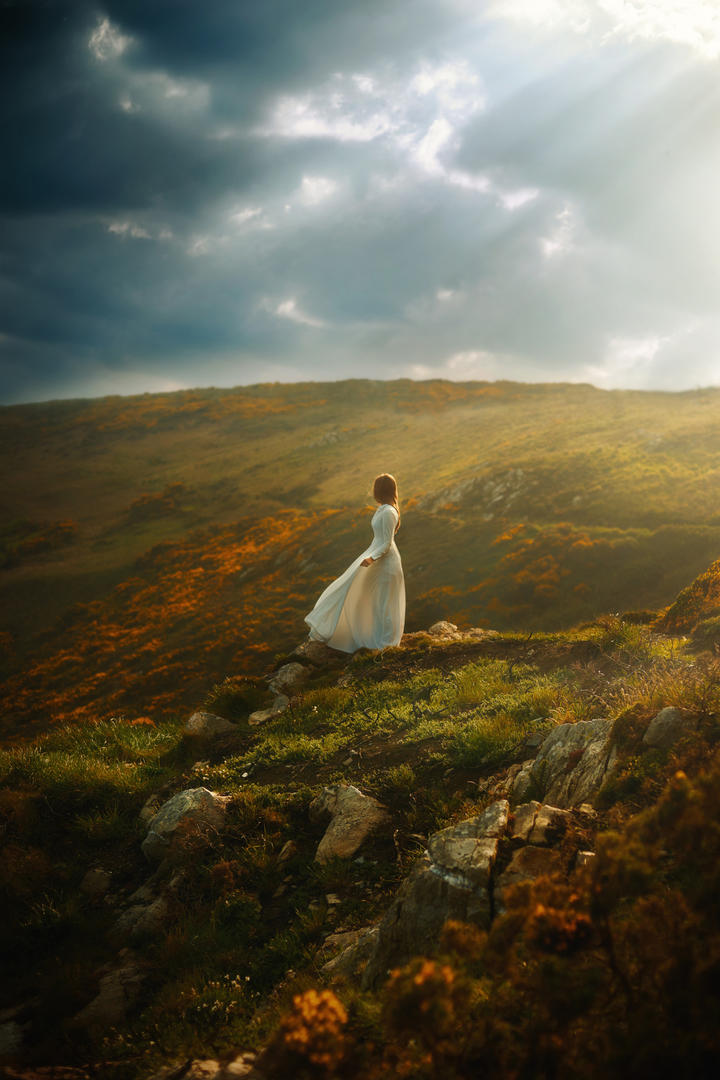 站在山上的唯美白裙美女艺术写真图片