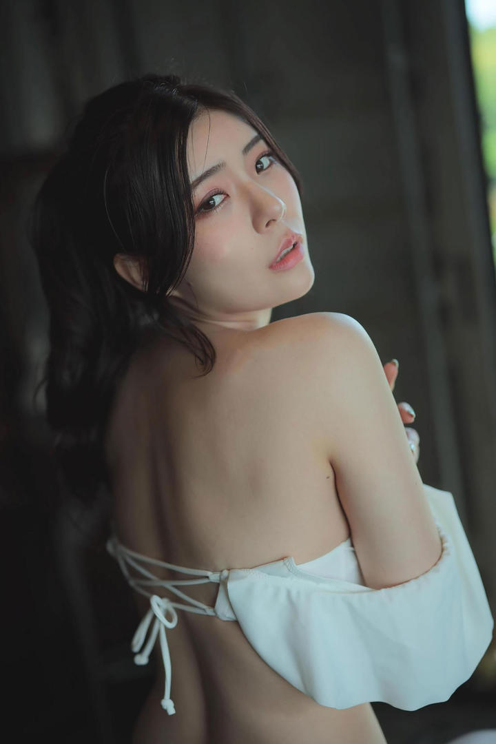 直角肩气质美女图片