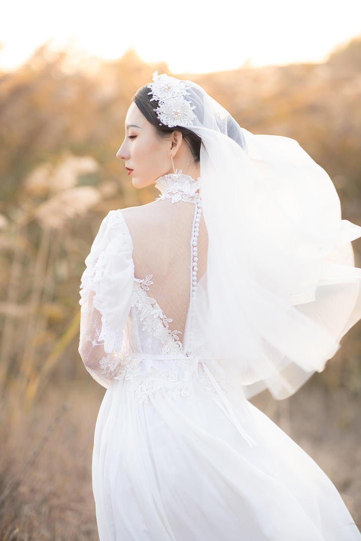 穿婚纱的美丽的新娘心雅个人写真艺术照