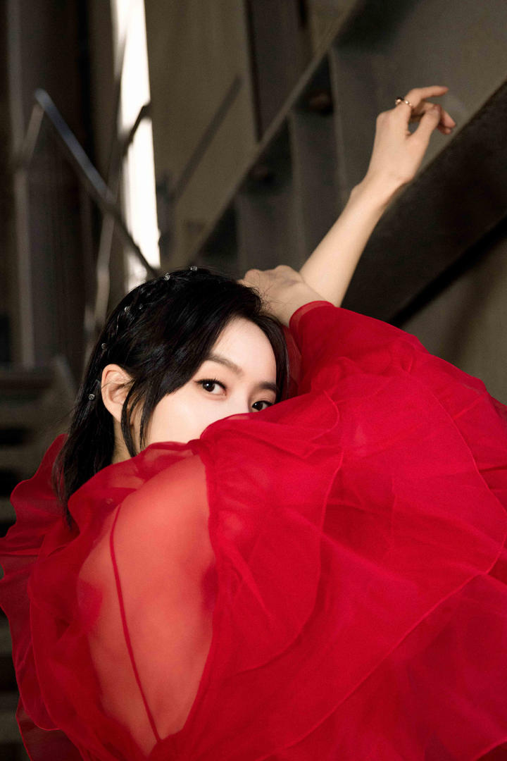 蒙着脸的气质美女明星宋茜写真