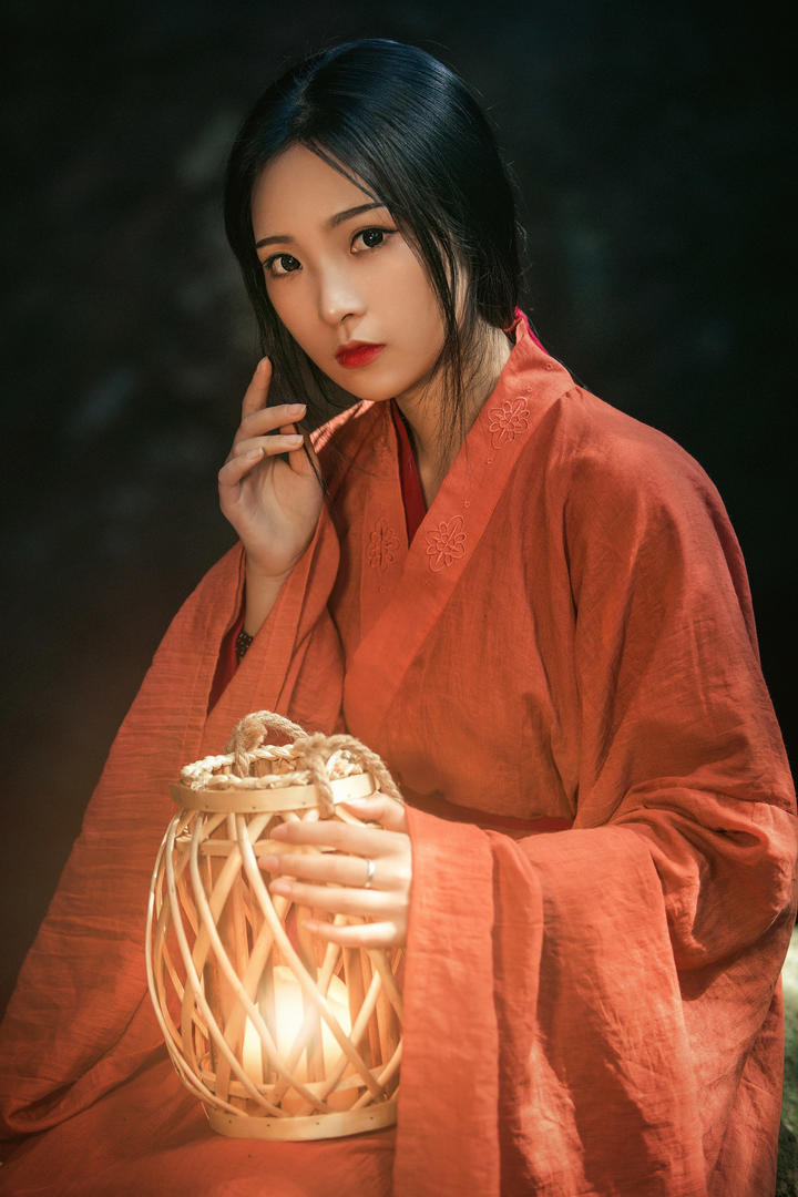 抱着灯笼的中国高清唯美古装美女写真图片大全