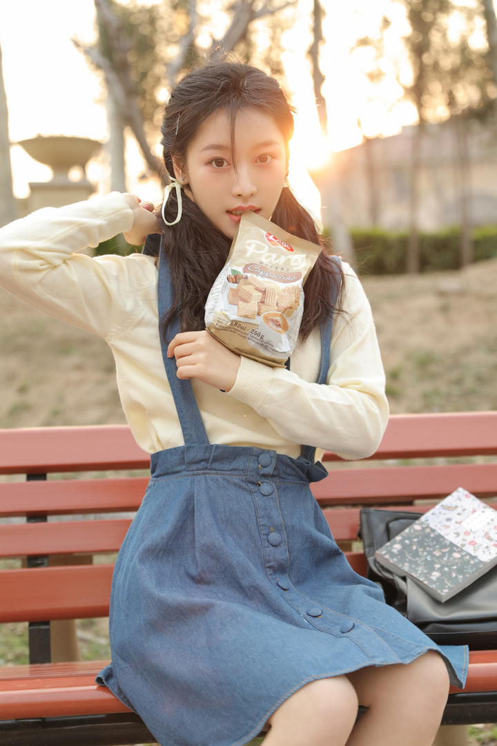 吃零食的清纯可爱美女户外写真图片