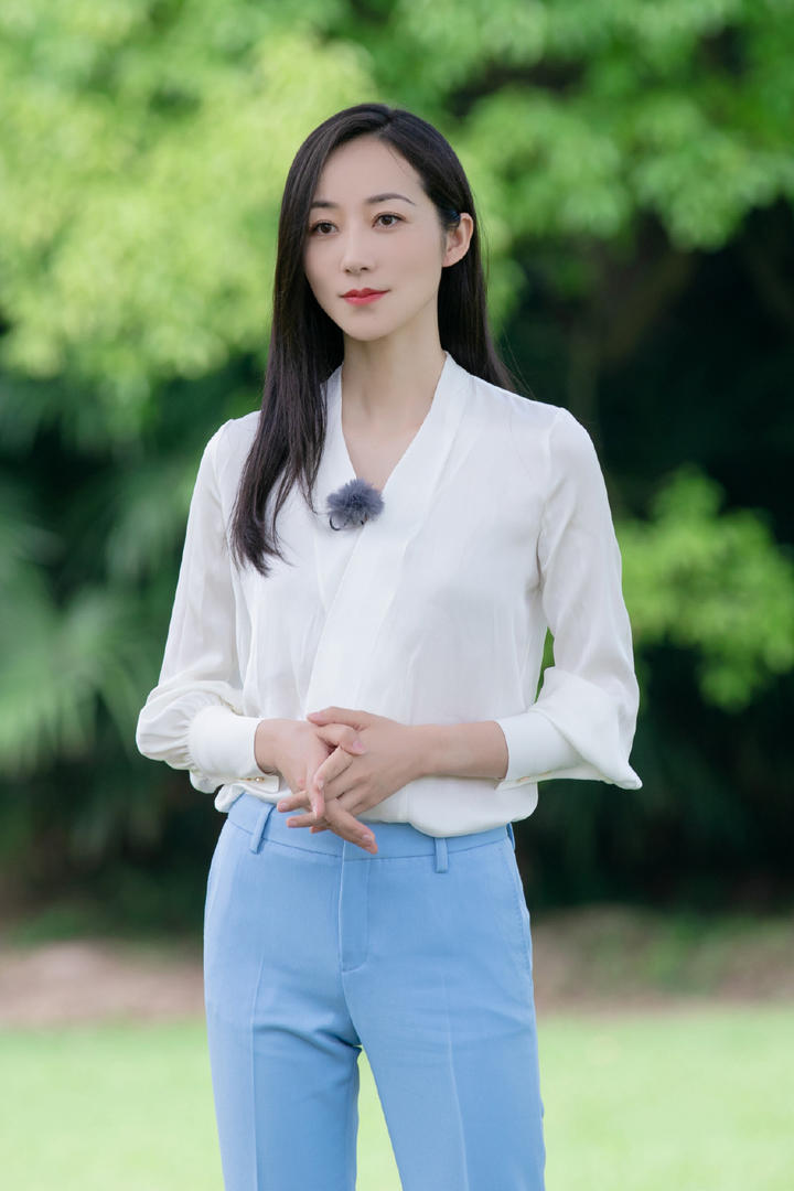 高清美女明星韩雪蓝白配户外写真图片