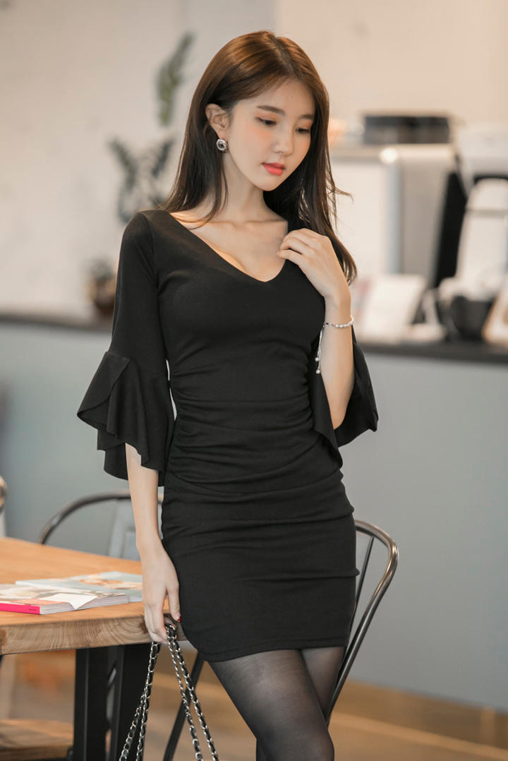 韩国性感丝袜短裙美女模特金孝轩图片