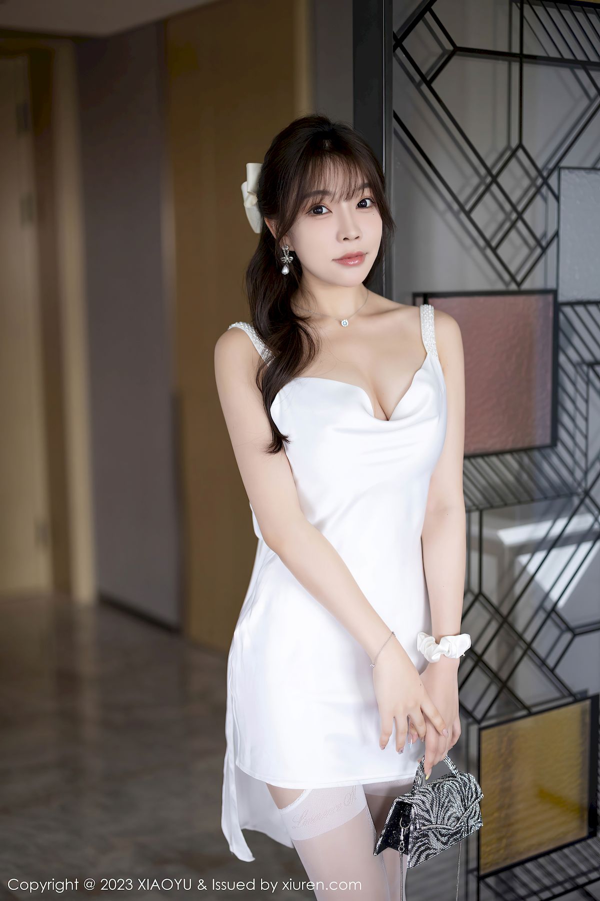 语画界女神徐莉芝Booty白色短裙搭配白色丝袜性感写真