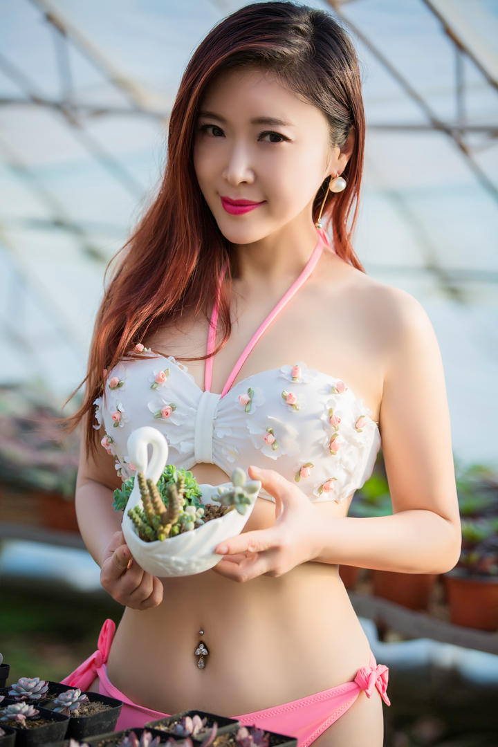 捧着花盆的高清性感女神图片