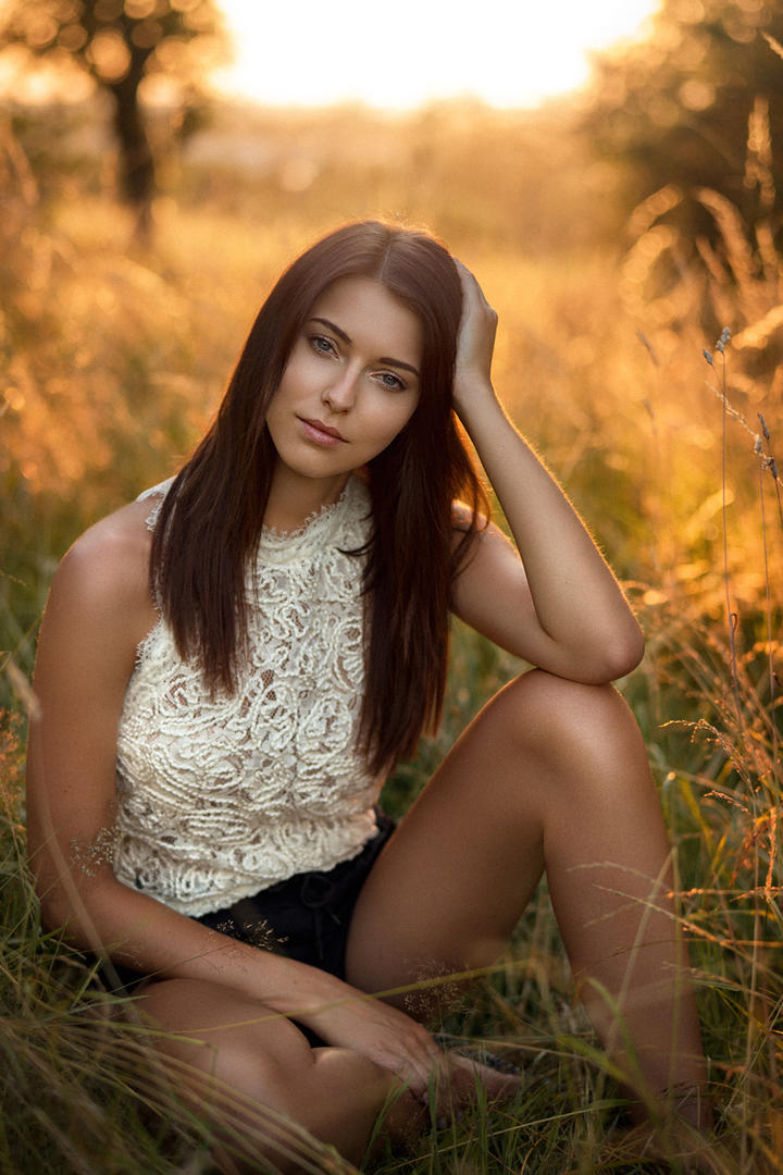 坐在草丛里的气质欧美美女