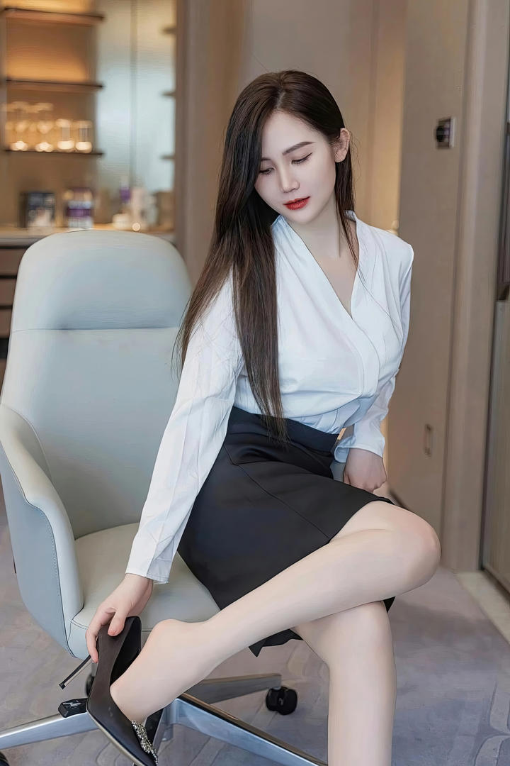 脱高跟鞋的极品白领美女办公室制服诱惑写真图片