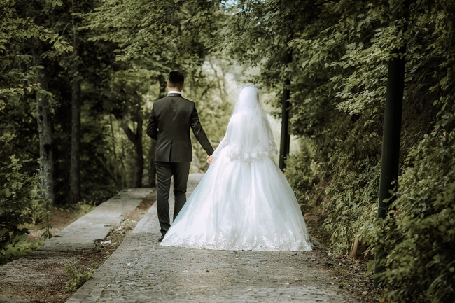 欧美情侣婚纱背影写真图片