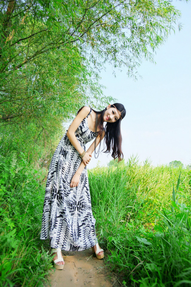 迷人气息长腿女神田园唯美写真