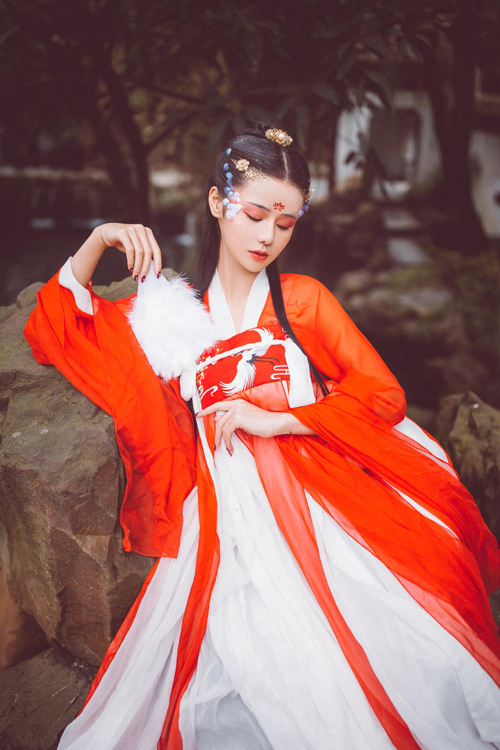 穿着红色长裙的唯美气质古装美女图片