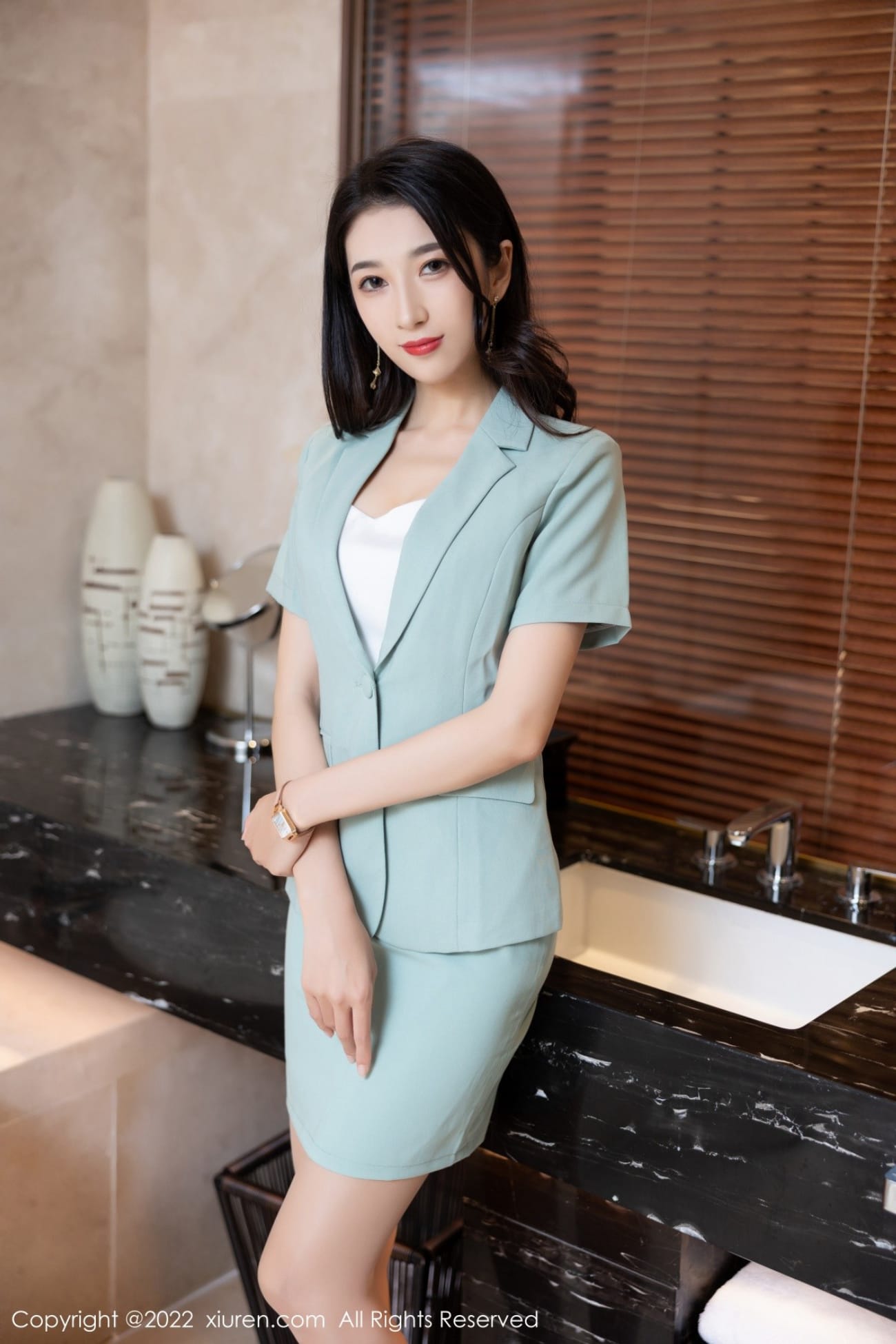 秀人网美女模特林乐一蓝灰色上衣搭配短裙职场OL动人写真