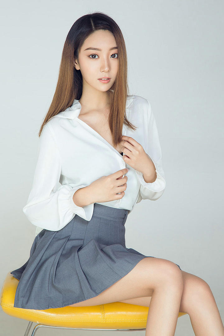 坐在椅子上的高清性感超短裙美女图片