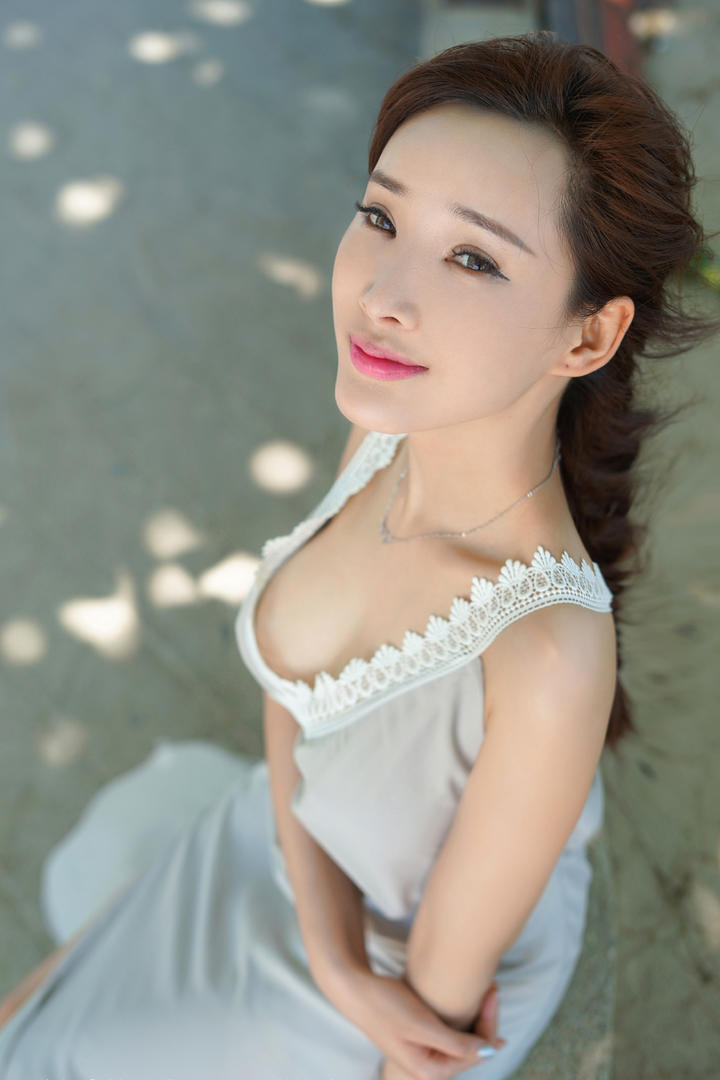 高清精致五官的美女特写图片