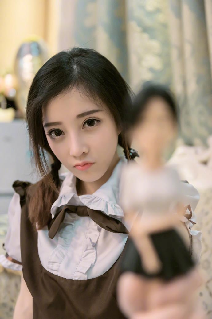 斗鱼TV网络女主手播冯提莫化身性感厨娘