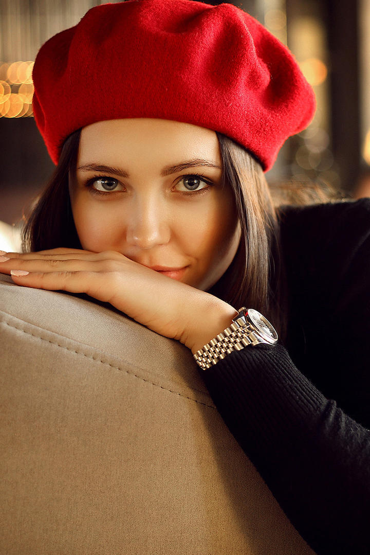 戴着红色帽子的欧美气质美女图片