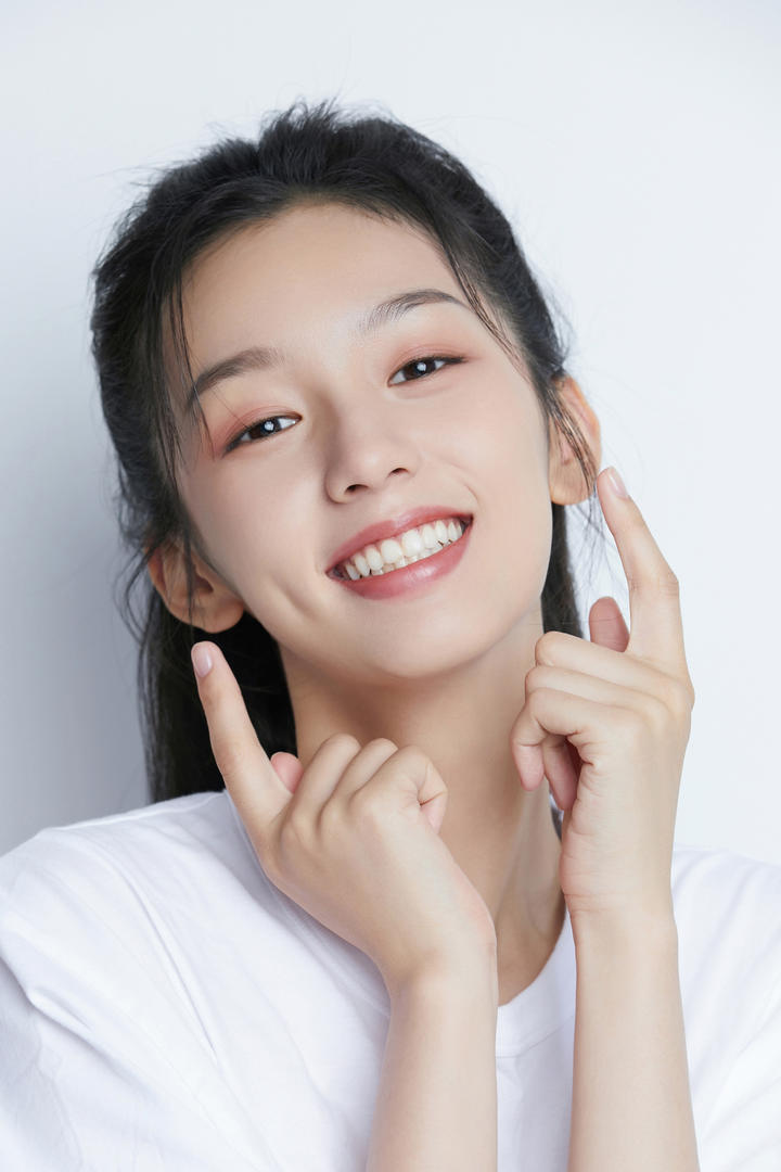 古灵精怪的可爱美女明星周也个人写真图片