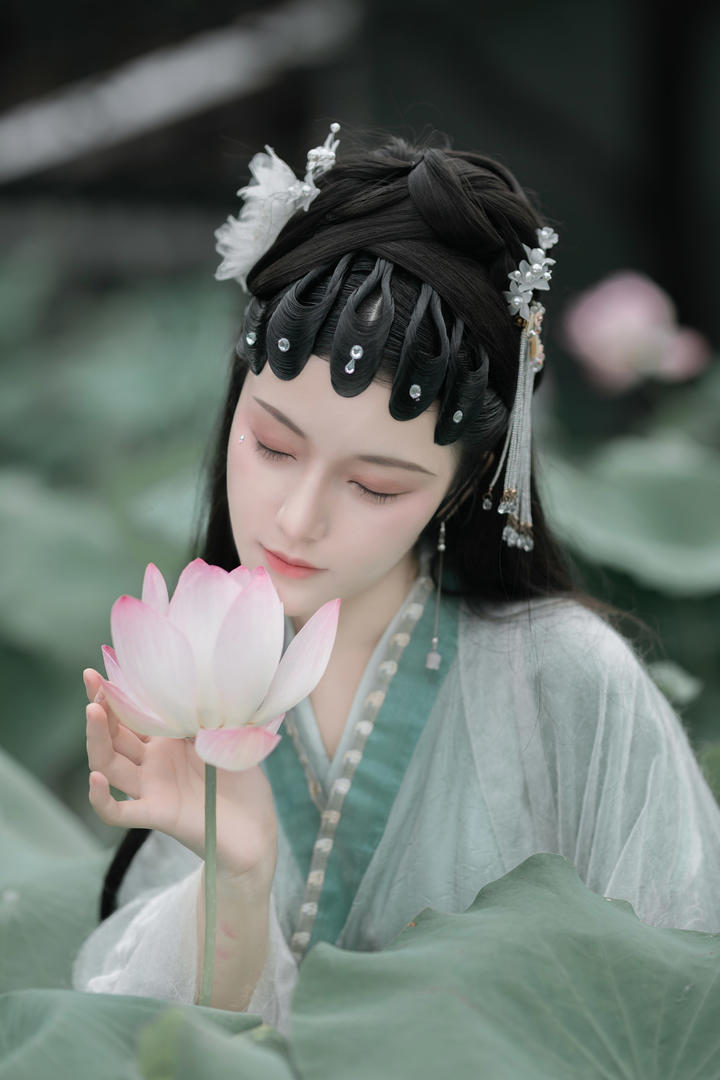 闻花香的小清新古装美女唯美壁纸图片