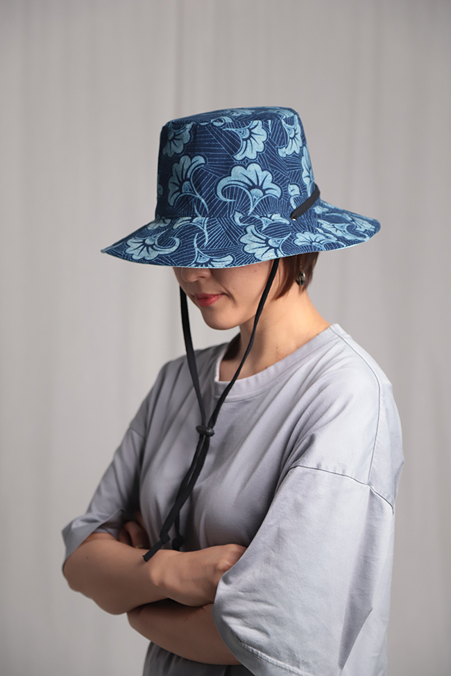 戴帽子美女写真图片