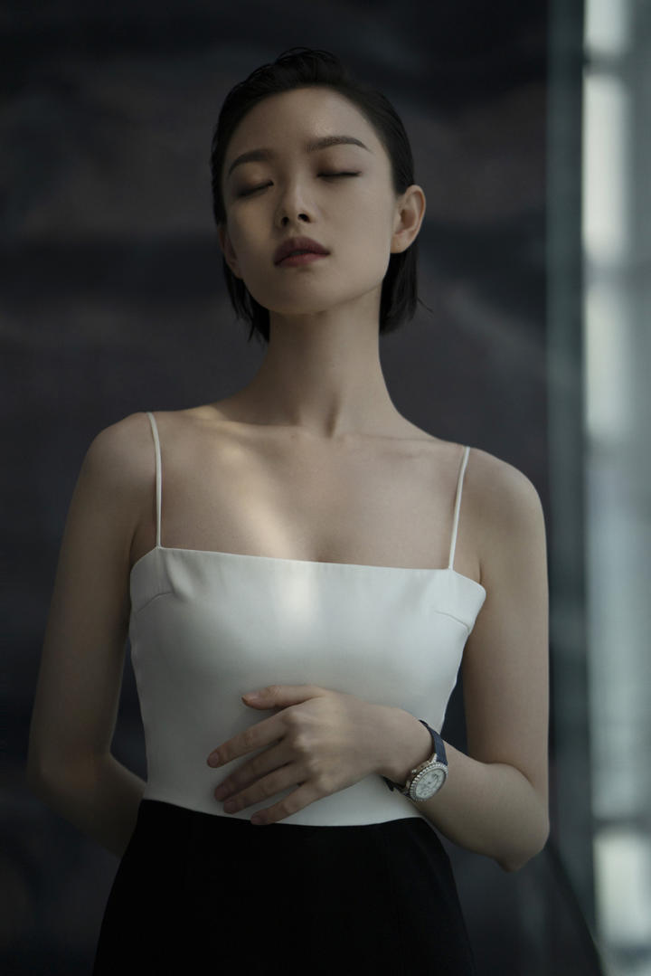 性感女神倪妮吊带迷人性感写真图片