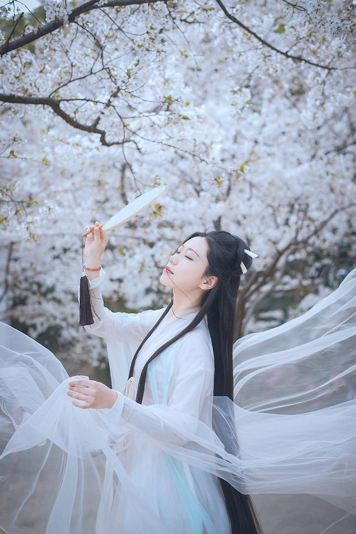白衣飘飘的古装美女摄影图片