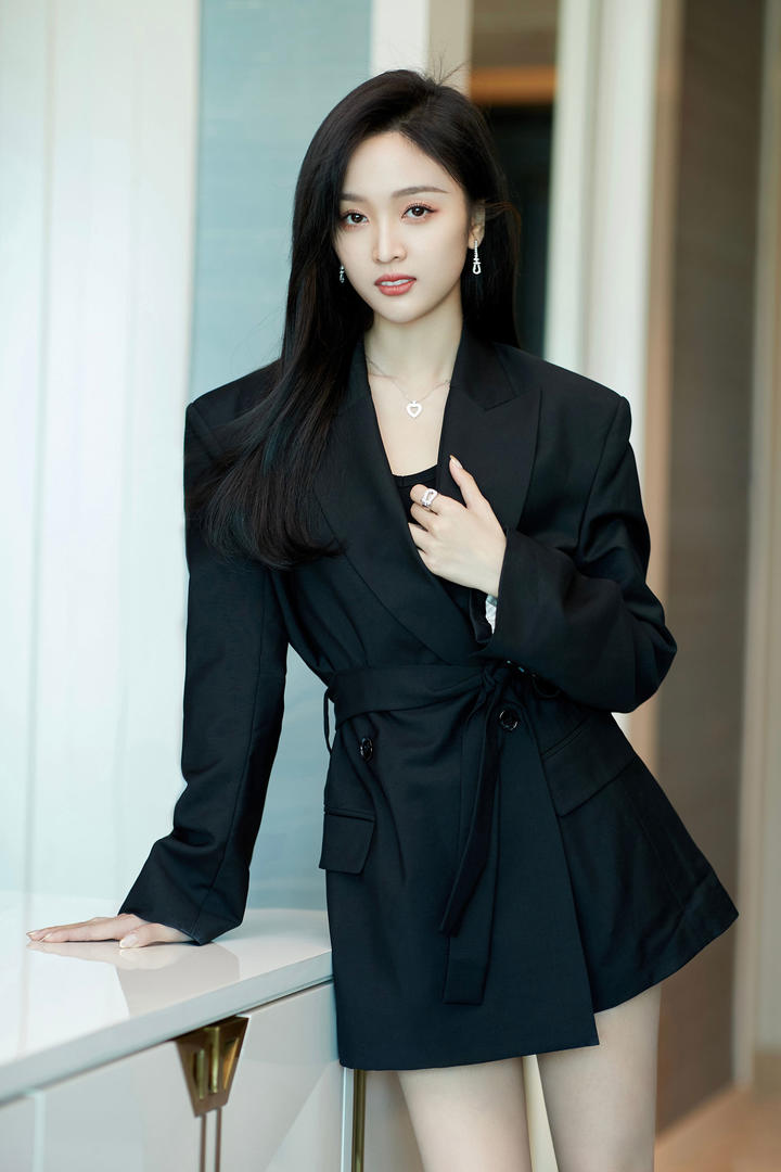 中国气质美女明星吴宣仪性感黑色连衣裙高清写真图片