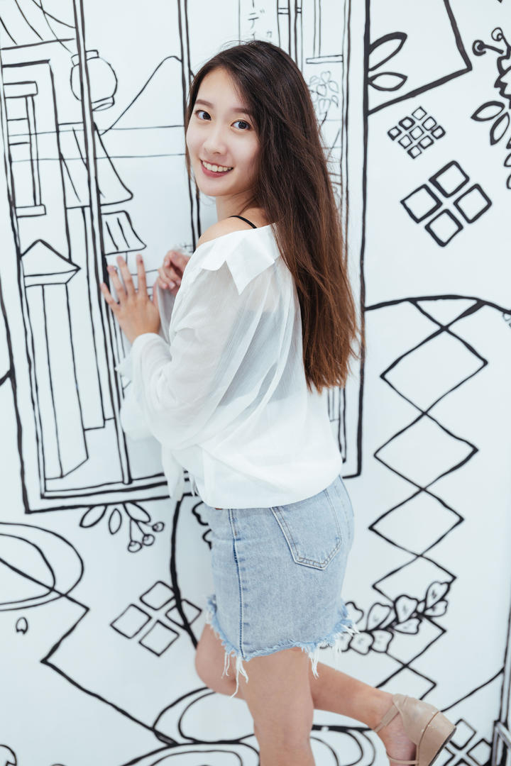 透明薄纱衬衣搭配超短牛仔包臀裙美女写真图片