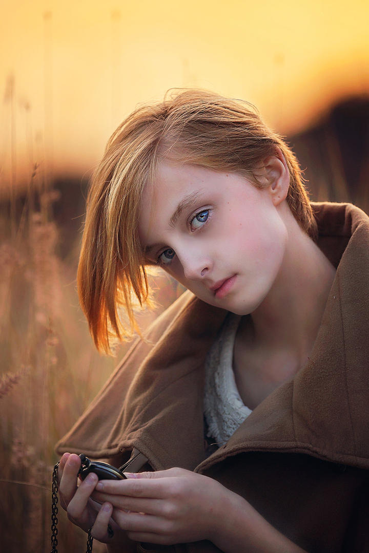 荒草中的欧美短发美女写真图片