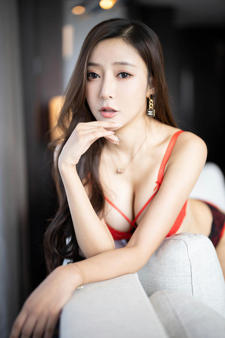 趴在沙发上的胸大性感美女王馨瑶图片