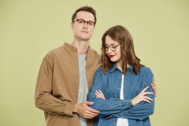 一对戴眼镜的欧美情侣图片